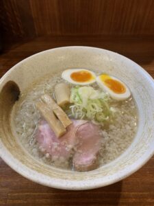 透明な旨味に驚く一杯。三条町『麺屋 真』で味わう“純粋とんこつ（塩）”