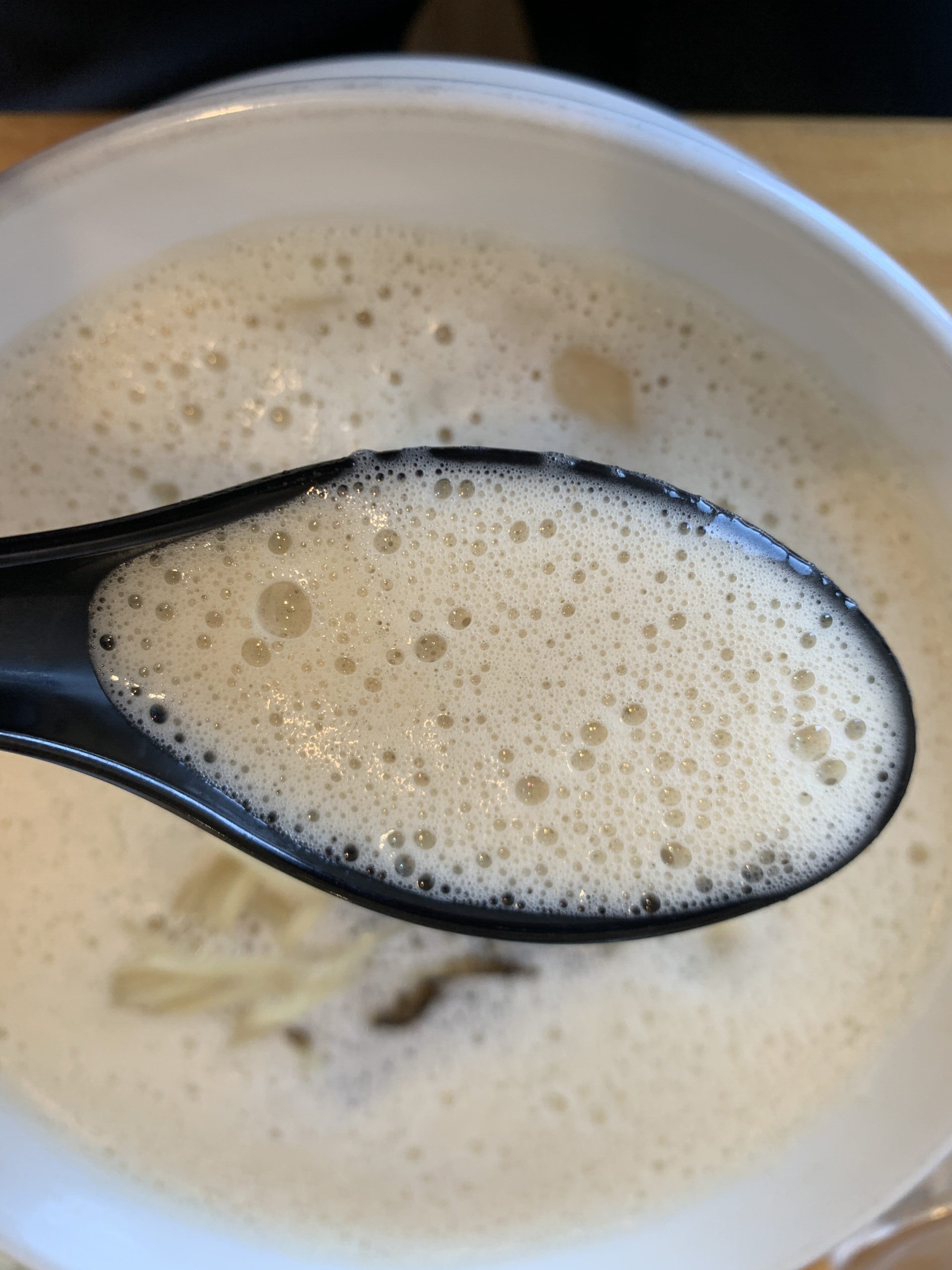 自家製麺仁濃厚泡中華そば黒スープ
