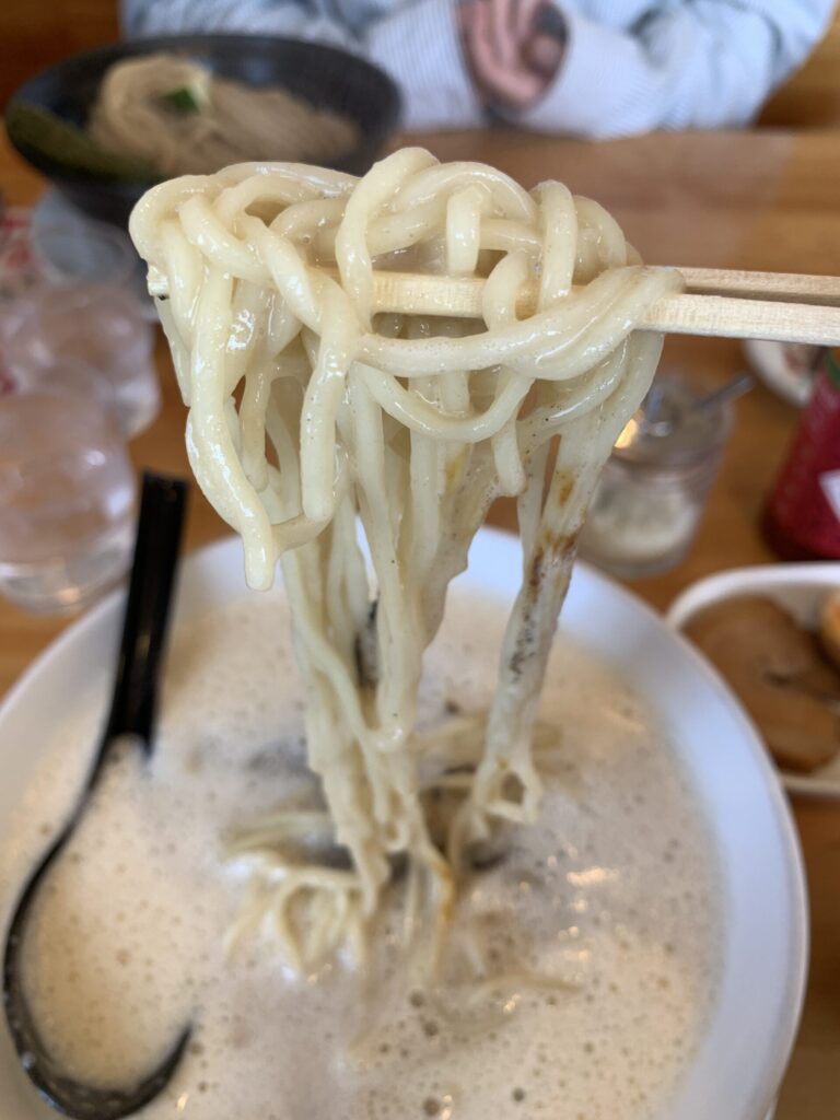 自家製麺仁濃厚泡中華そば黒麺