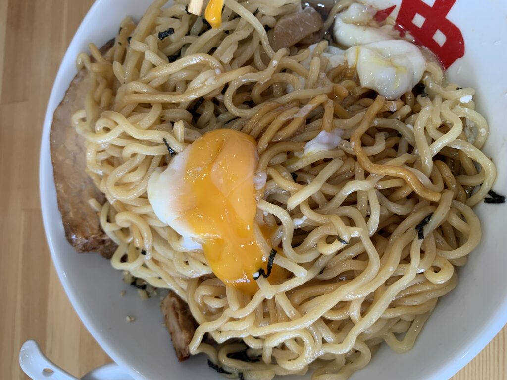 油そば専門店うまづら半熟玉子油そばトリプル盛り