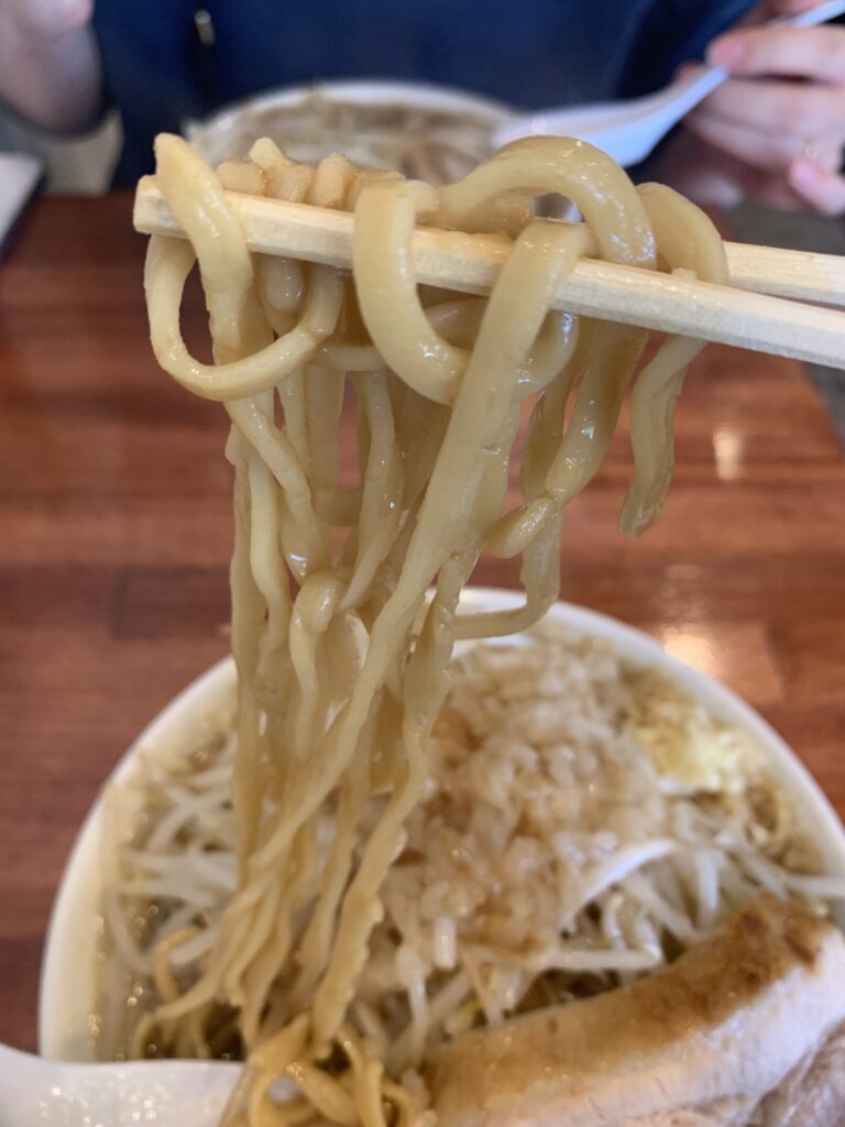 ヤマロク上杉直営店ラーメン麺