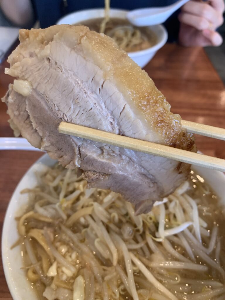ヤマロク上杉直営店ラーメン豚