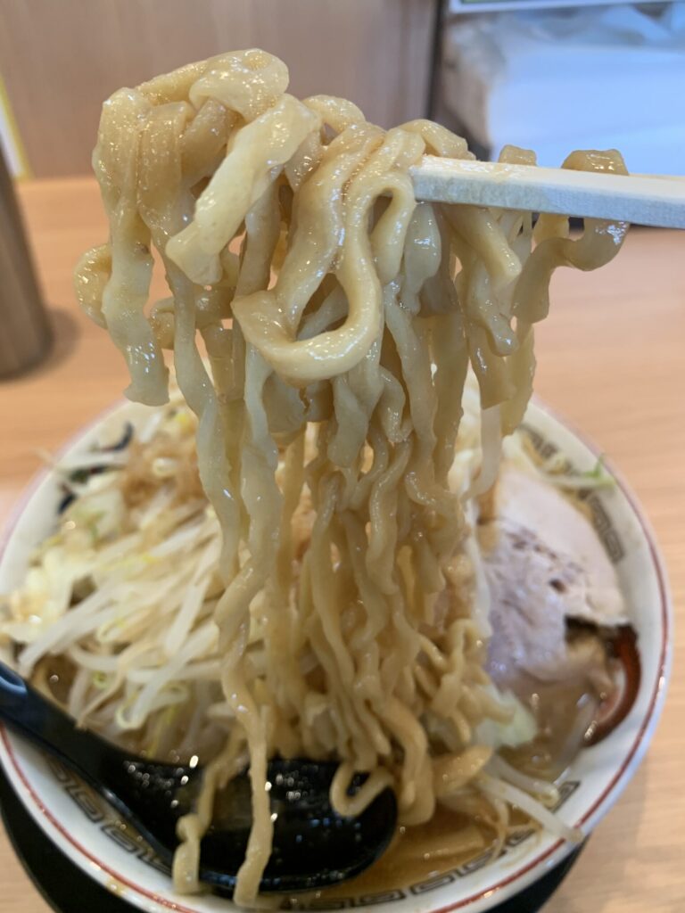 豚山仙台八本松店小ラーメン麺