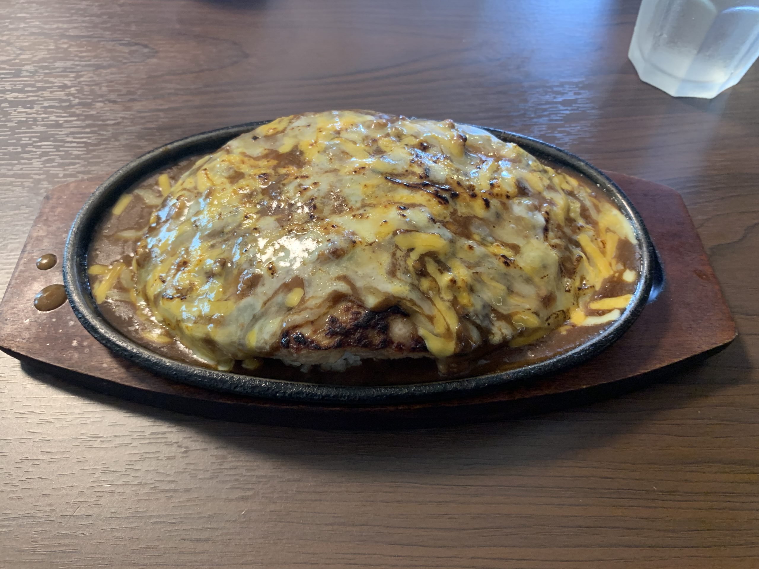 肉×チーズ×カレーの最強コラボ！仙台市泉区「919」のチーズハンバーグカレーを堪能