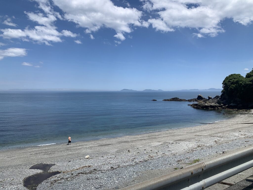 海へと続く線路