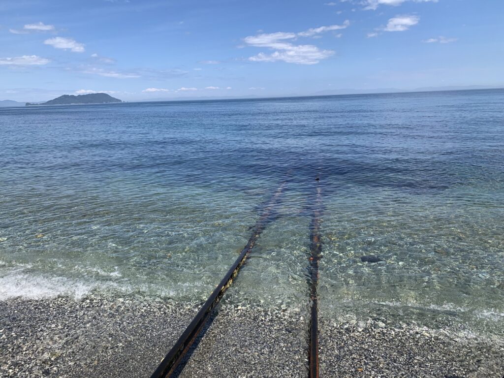 海へと続く線路