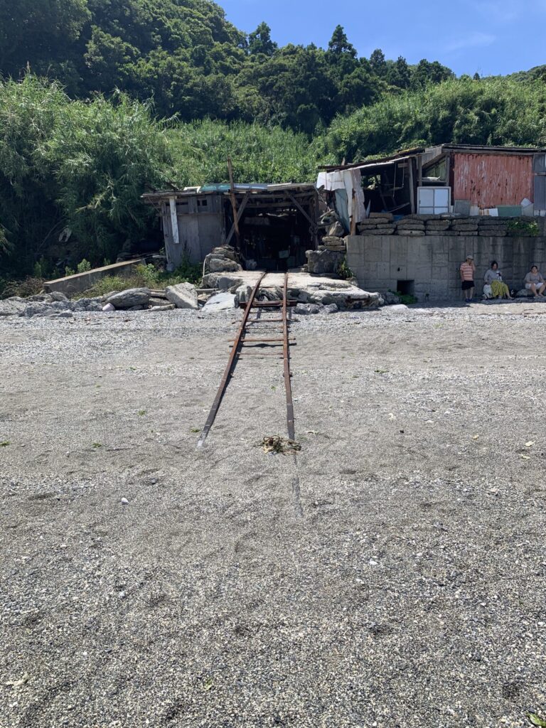 海へと続く線路