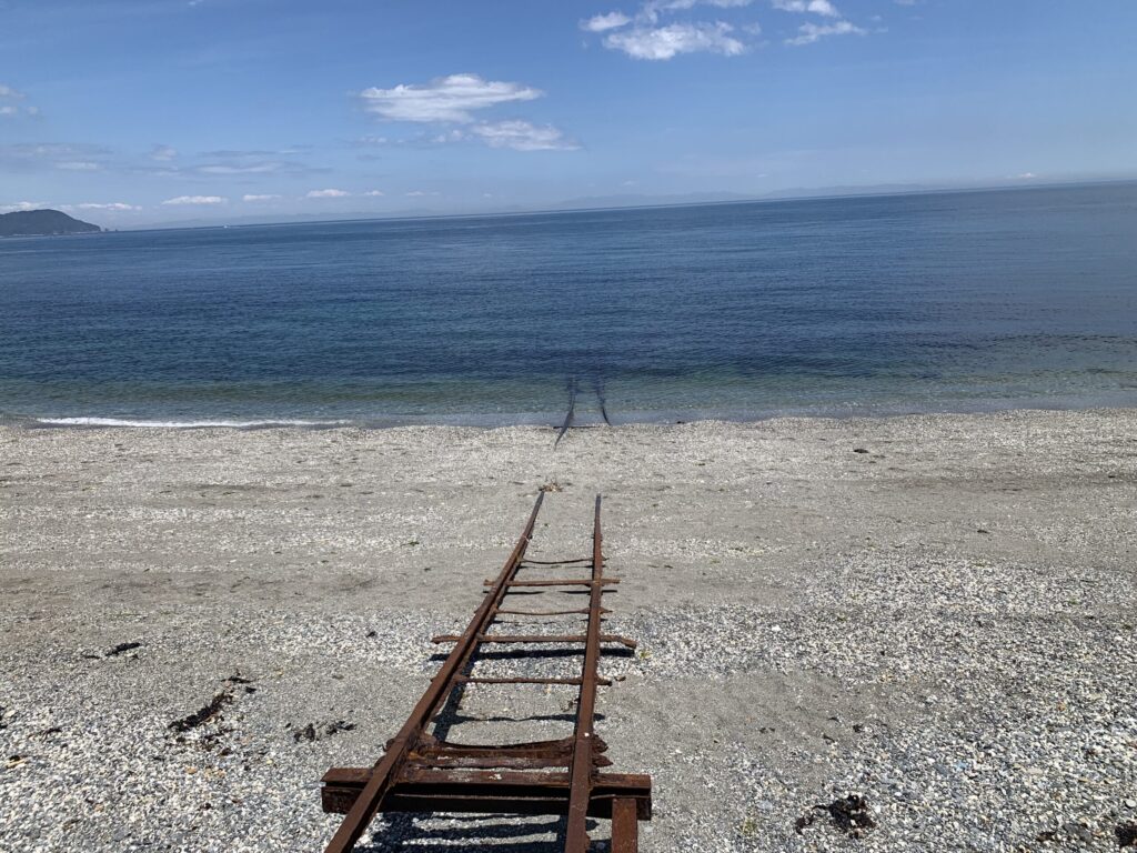 海へと続く線路