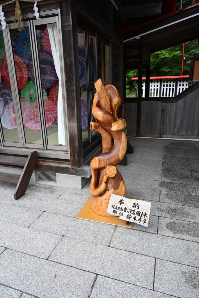 金蛇水神社 蛇彫刻