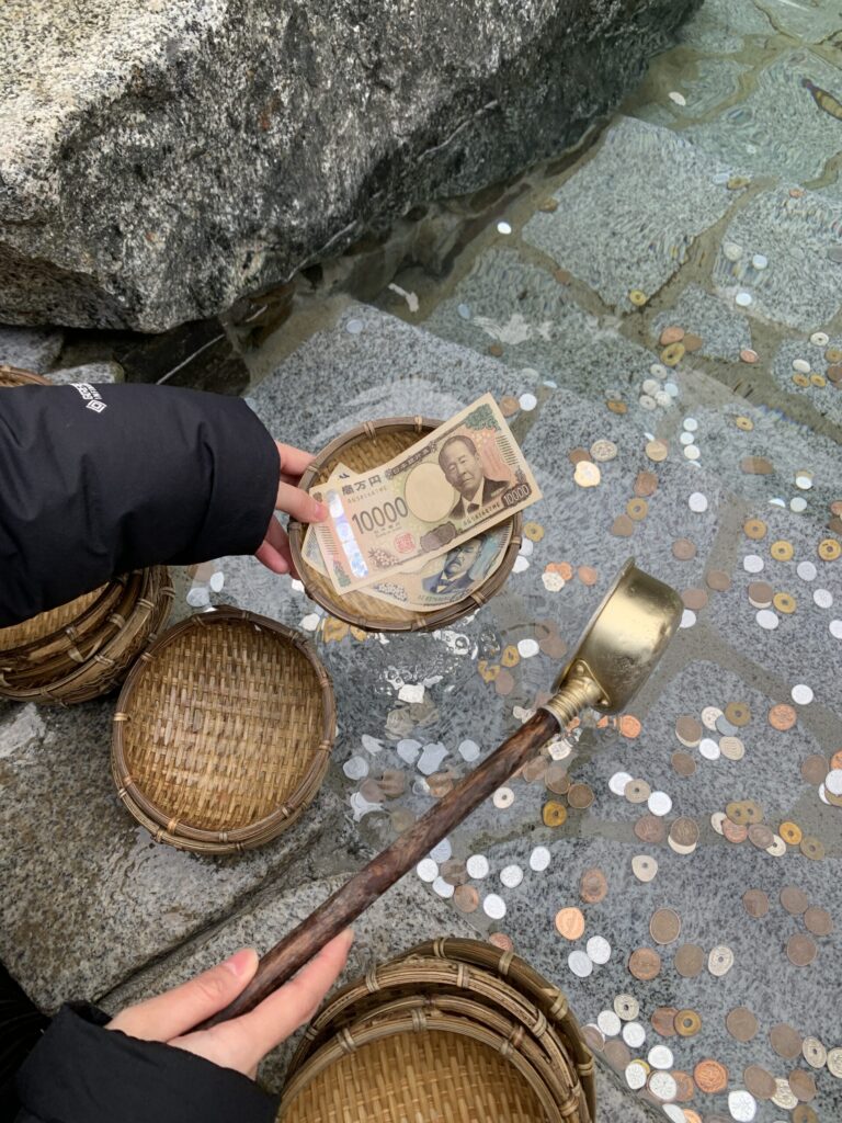 金蛇水神社 銭洗い