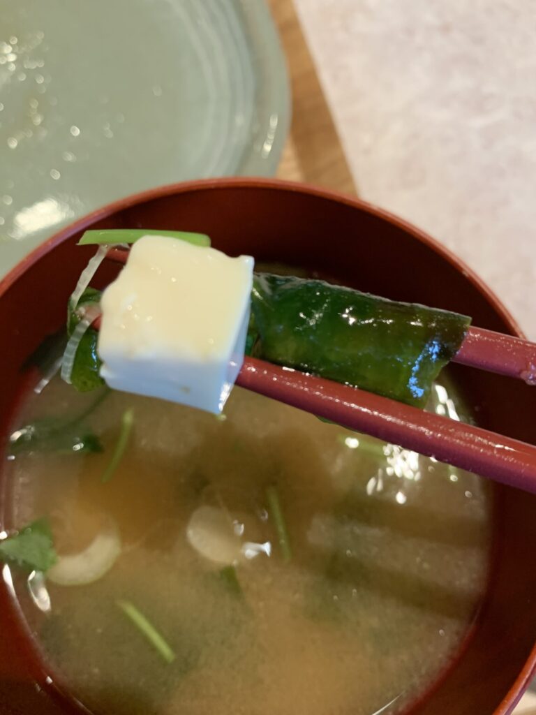 定食と喫茶 マーチ 唐揚げ定食 味噌汁