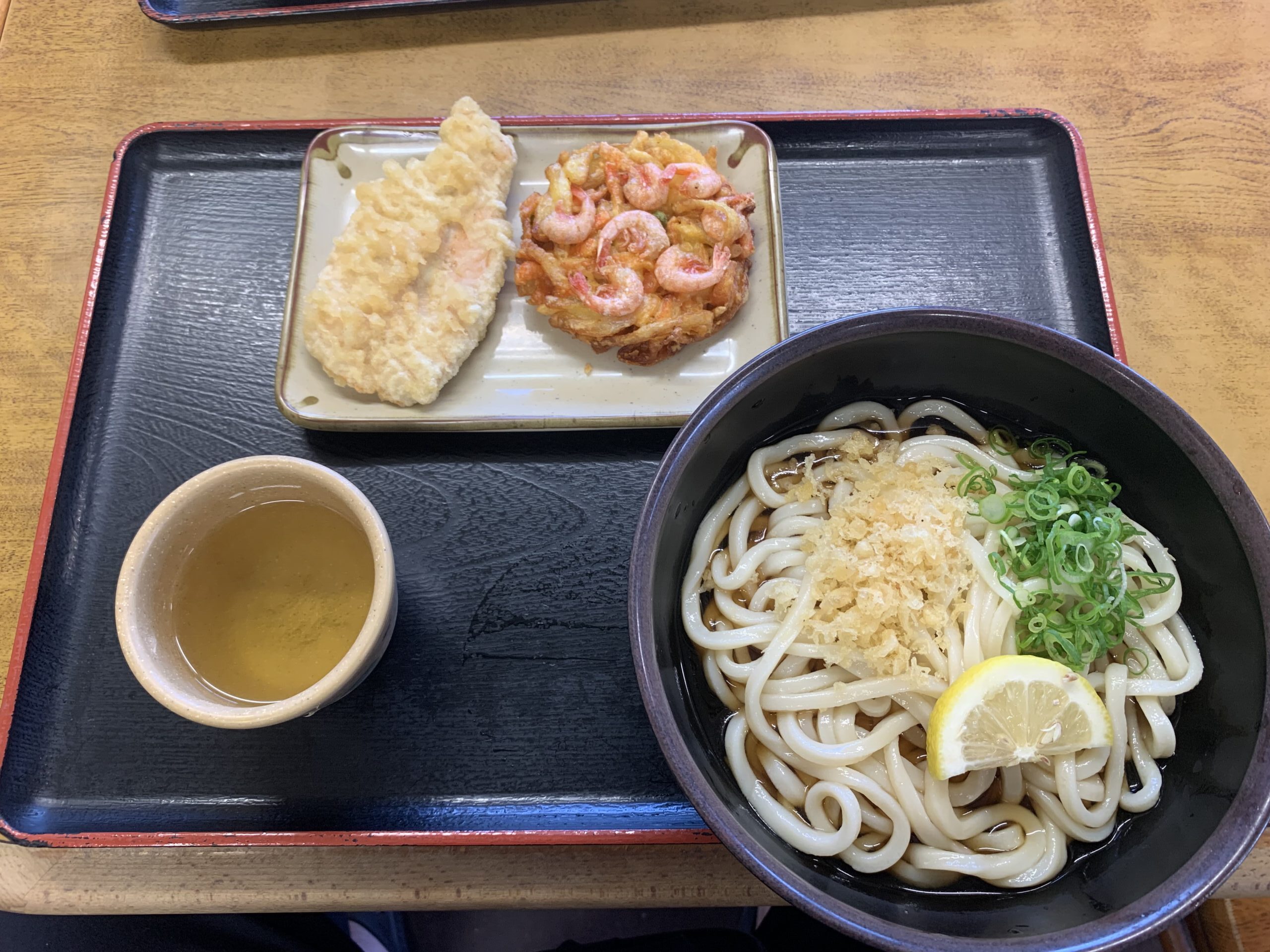山下うどんぶっかけうどん中、とり天、かき揚げ