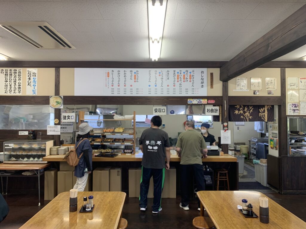 山下うどん内観