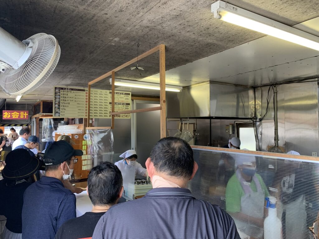 山越うどん店内