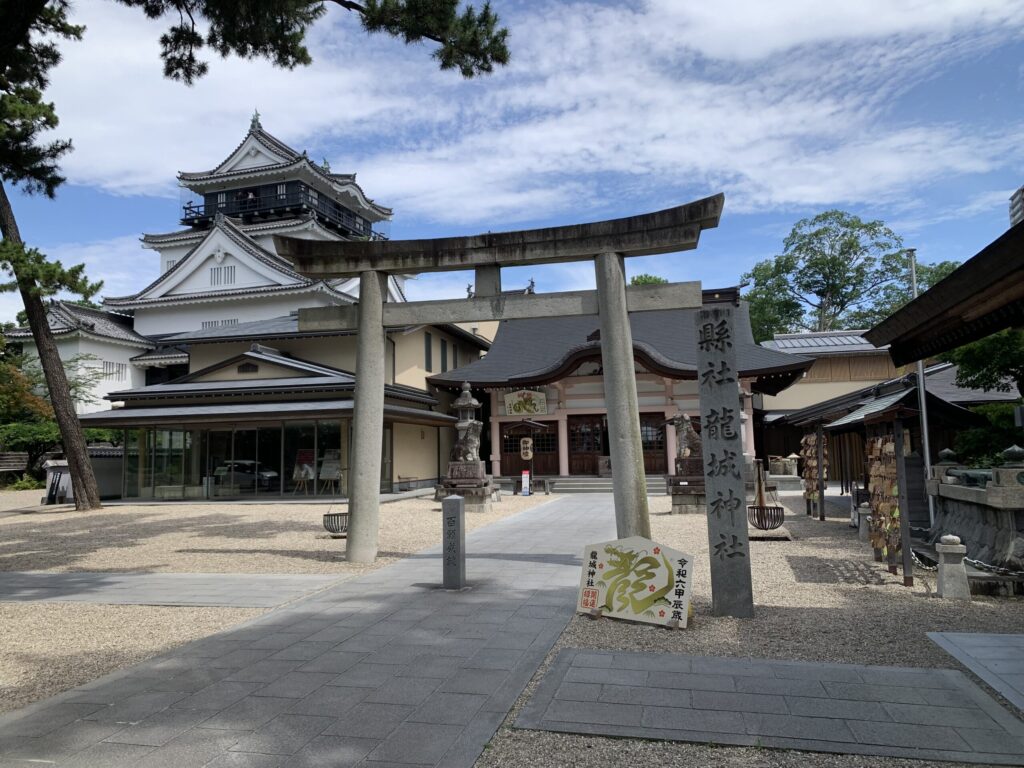 龍城神社と岡崎城