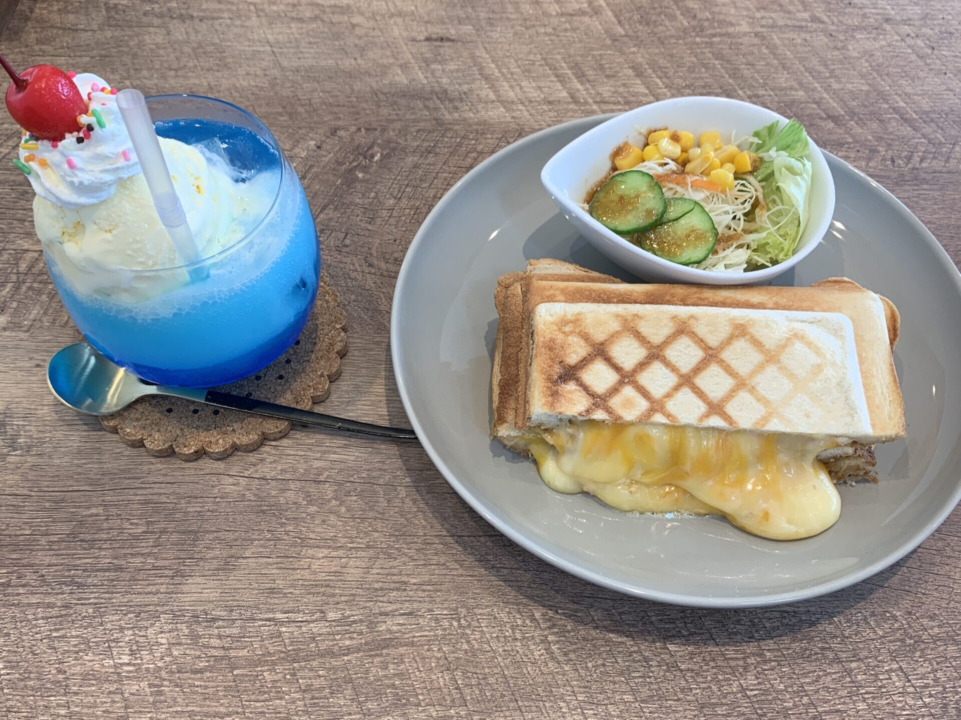 Cafe Anju ツナメルト(ホットサンド)とミニクリームソーダ