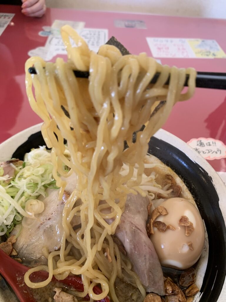 天国ノ濃厚トロ味噌黒味玉付拉麺 麺リフト
