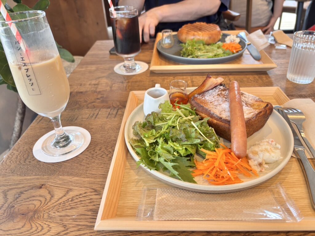 パンとエスプレッソとひとやすみ フレンチトーストプレートとアイスカフェラテ