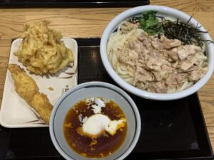 期間限定メニュー「旨辛豚つけ汁うどん」と海老とほたてのかき揚げを丸亀製麺で味...