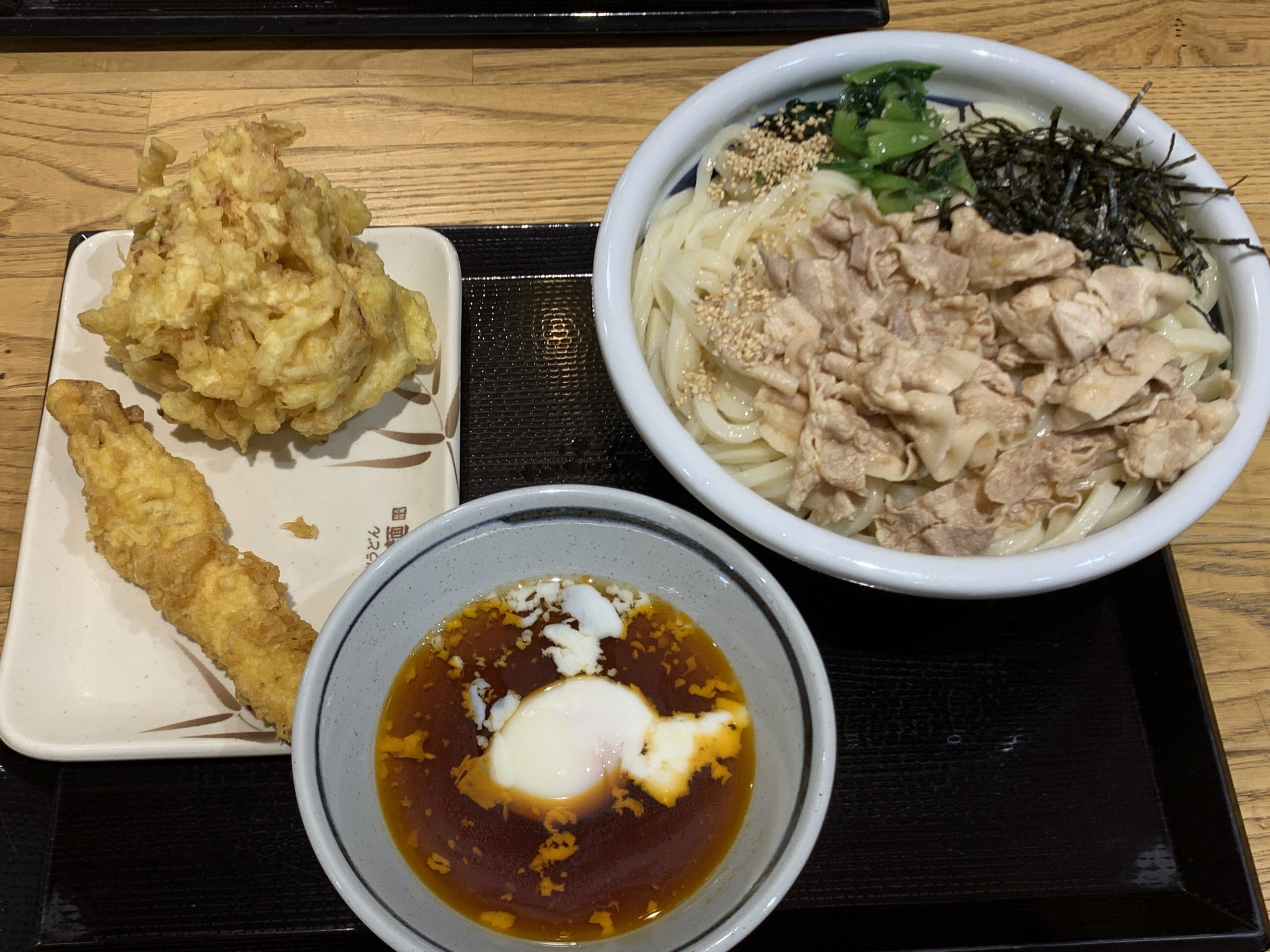 丸亀製麺 旨辛豚つけ汁うどん、海老とほたてのかき揚げ、かしわ天
